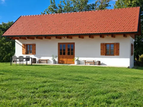 Frontansicht des Mondschein-Nests mit Doppeltür, Sitzplatz und großem Garten